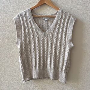 Cupcakes and Cashmere V-neck Cable Knit Vest Size XS